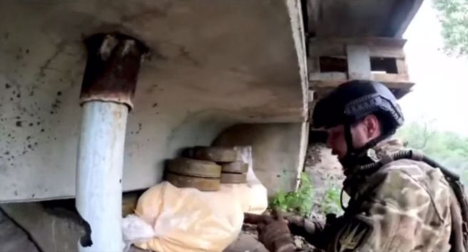 乌克兰国家卫队特战队员5月18日准备炸毁连结北顿内茨克和利西昌斯克到鲁别日诺耶间的桥梁。（路透）