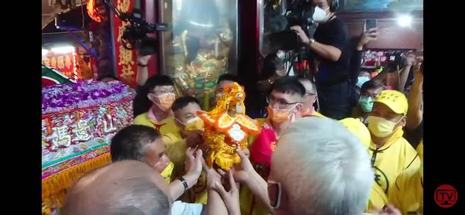 后龙山边妈祖会合一同登轿进香。（翻摄自白沙屯妈祖婆电视台画面／谢明俊苗栗传真）