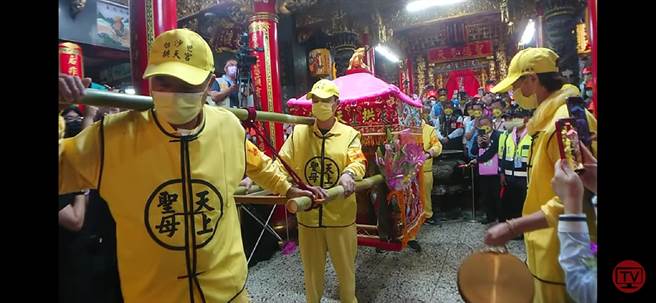 拱天宫妈祖北港进香20凌晨2时15分出发，粉红超跑在宫门前停留5分钟后才启行。（翻摄自白沙屯妈祖婆电视台画面／谢明俊苗栗传真）