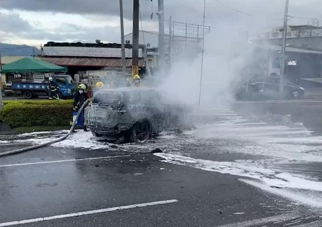 蘭陽大橋轎車疑似轉彎失控撞電桿火燒車！全車燒到只剩骨架，駕駛受傷送醫。(民眾提供/李忠一宜蘭傳真)