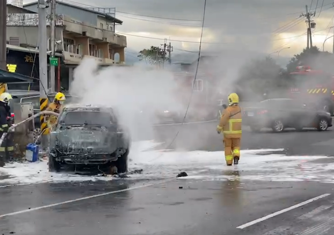 蘭陽大橋轎車疑似轉彎失控撞電桿火燒車！全車燒到只剩骨架，駕駛受傷送醫。(民眾提供/李忠一宜蘭傳真)