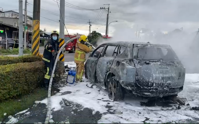 蘭陽大橋轎車疑似轉彎失控撞電桿火燒車！全車燒到只剩骨架，駕駛受傷送醫。(民眾提供/李忠一宜蘭傳真)