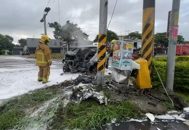 蘭陽大橋轎車疑似轉彎失控撞電桿火燒車！全車燒到只剩骨架，駕駛受傷送醫。(民眾提供/李忠一宜蘭傳真)