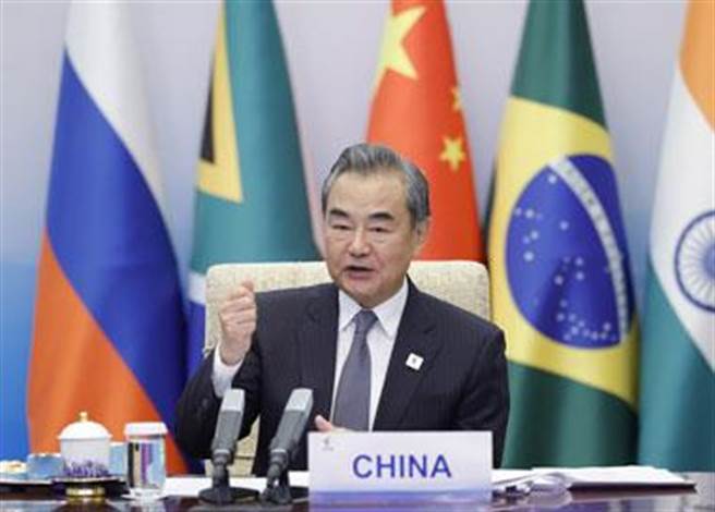 王毅主持金砖国家外长会晤做好四个努力三个表率。（中国外交部网站）