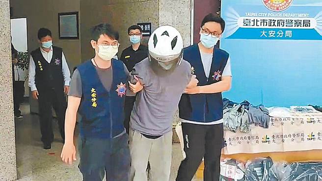 60岁男子涂明朗（右二）翻拍画面。本报资料照片