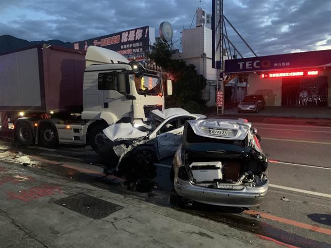 花蓮市清晨發生死亡車禍，聯結車逆向撞及小轎車。（民眾提供）