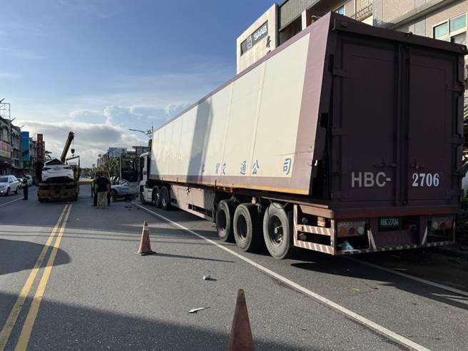 清晨4點多，聯結車逆向攔腰撞及自小轎車。（民眾提供）