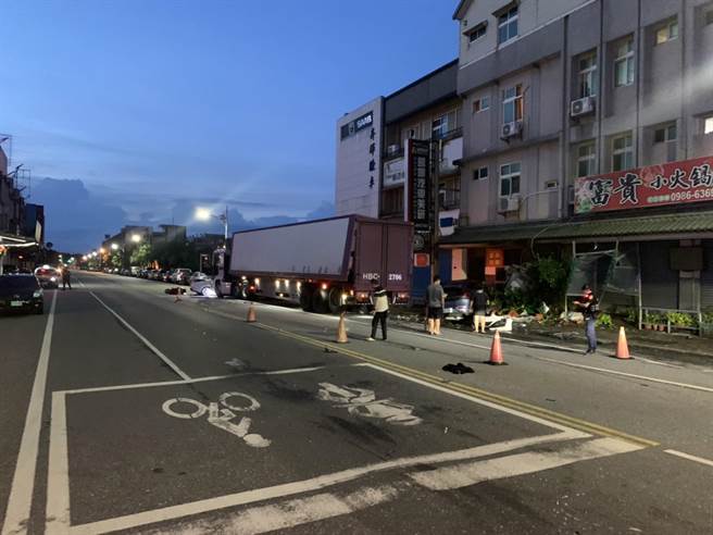 聯結車把小客車推擠約10公尺遠才停下，並沿路撞壞路邊停放的二輛汽車、二台機車。（民眾提供）