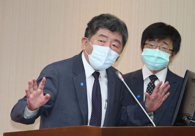 卫福部长陈时中（左）18日出席立法院卫环委员会备询，右为疾管署署长周志浩。（王英豪摄）