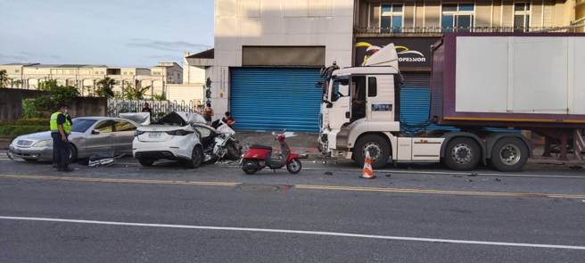 聯結車把小客車推擠約10公尺遠才停下，並沿路撞壞路邊停放的二輛汽車、二台機車。（民眾提供）