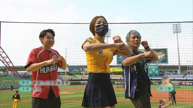 顏佑庭（左）和王仁甫（右）学啦啦队应援。（中视提供）