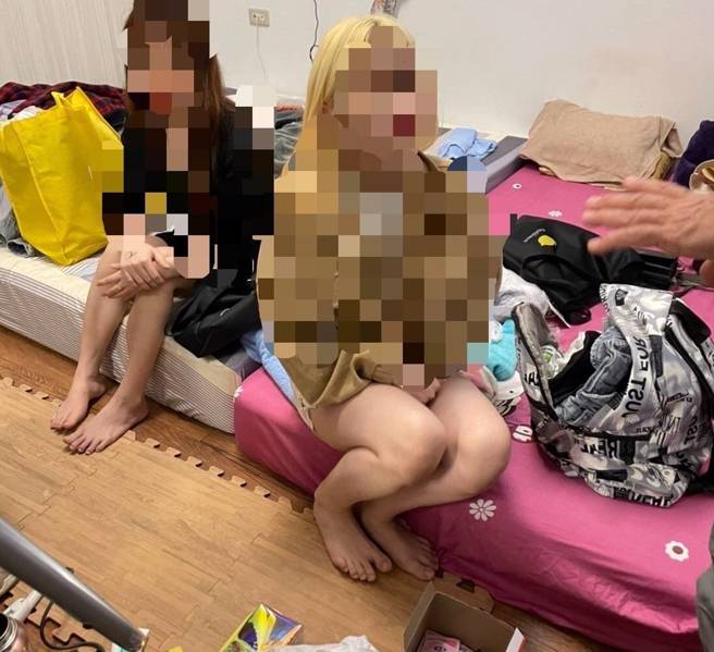 嘉义县专勤队破获以林姓及王姓主嫌为首之色情应召站集团，拘提5名集团成员到案，查获越南籍应召女子7名及男客4名。(戴志扬翻摄)