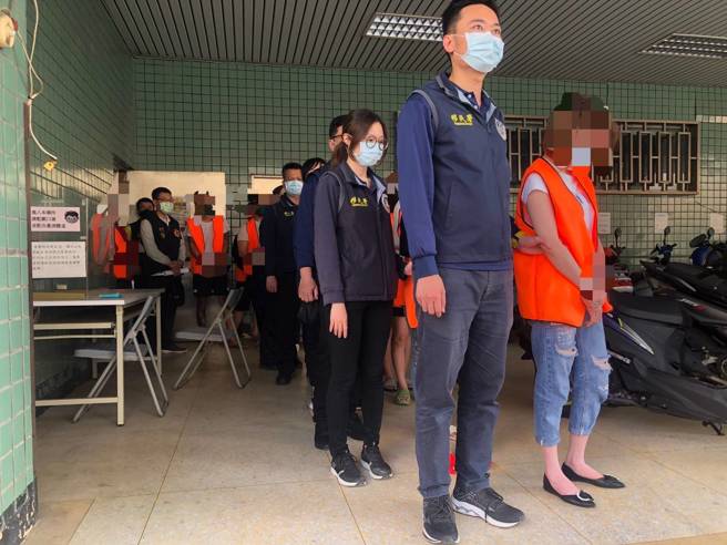 嘉义县专勤队破获以林姓及王姓主嫌为首之色情应召站集团，拘提5名集团成员到案，查获越南籍应召女子7名及男客4名。(戴志扬翻摄)