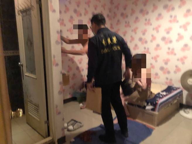 嘉义县专勤队破获以林姓及王姓主嫌为首之色情应召站集团，拘提5名集团成员到案，查获越南籍应召女子7名及男客4名。(戴志扬翻摄)
