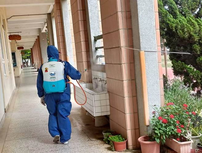 教育处长苏启昌表示，针对学童在家无人照顾、于家中远距学习有困难、弱势学生或有其他特殊需求者，仍可选择到校上课。(澎湖县政府提供)