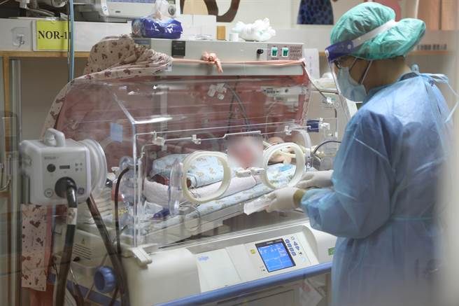 依照防疫规定，新生儿在小儿加护病房中进行隔离照护。新生儿已经平安出院。（慈济医院提供／王志伟花莲传真）