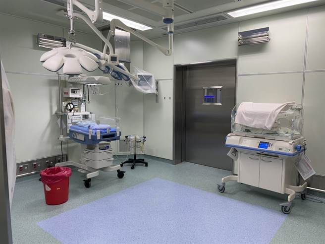 花莲慈院24小时安排妇产科医师值班，随时应付可能的高危险妊娠孕产妇紧急分娩及剖腹产手术。5月14日凌晨准备好负压手术室，为确诊孕妇进行剖腹产接生。（慈济医院提供）
