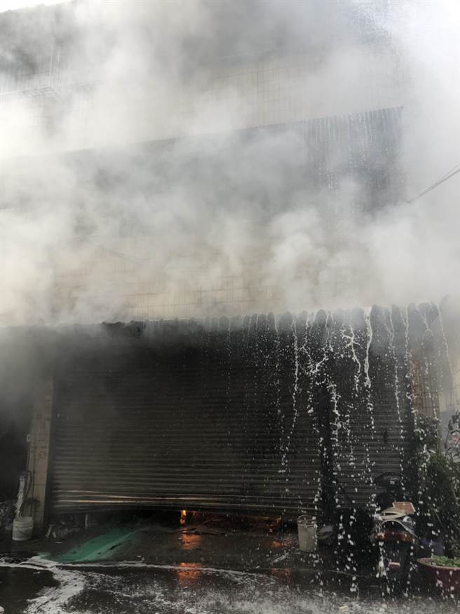 高雄大寮區開封街一間透天厝傳出火警。（翻攝照片／高雄洪靖宜傳真）