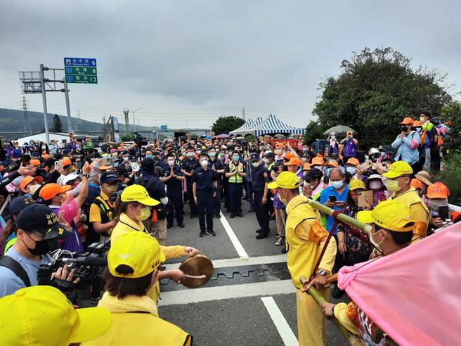 白沙屯媽祖鑾轎今天清晨進入台中海線，清水警分局在大甲溪橋頭接駕。（民眾提供）