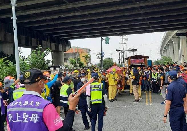 白沙屯媽祖鑾轎今天清晨進入台中海線，清水警分局出動警力90人次。（民眾提供）