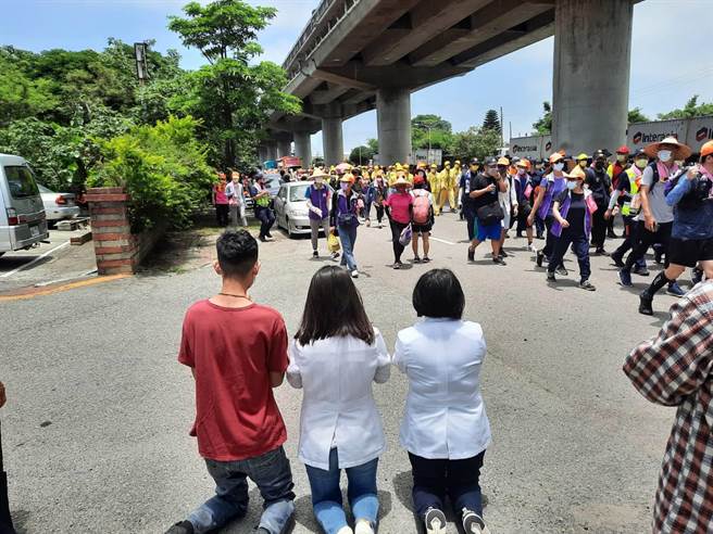 白沙屯媽祖鑾轎今天清晨進入台中海線，信眾跪著祈求媽祖保佑。（民眾提供）