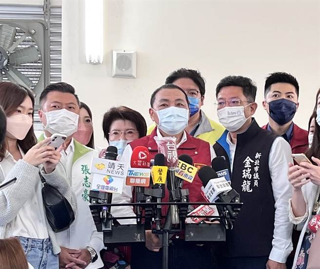 今（20）日為總統蔡英文執政6週年，新北市長侯友宜今天被媒體詢問相關看法時，僅淡淡表示「好壞，人民心中自有一把尺」。（李奇叡攝）