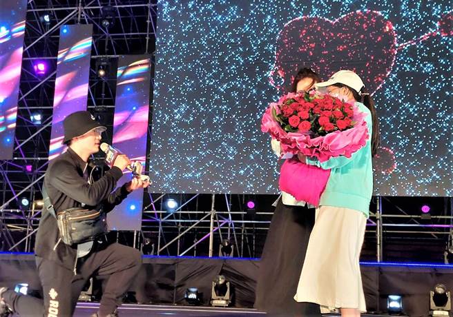 來自桃園的張先生將女友哄上舞台，當著眾人的面前勇敢示愛，博得女友感動萬分回應「我願意！」。（澎湖縣政府提供）