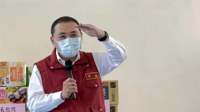 侯友宜強調，新北市的停課標準，是按照中央，採因地制宜方式，主要依照高低風險判斷，彈性授權給各學校來做決定。（李奇叡攝）