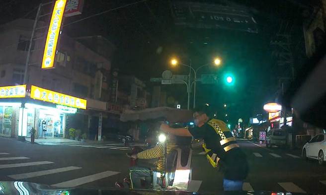 桃园龙潭一名患有肢体障碍的男子，外出购物时电动车突然故障。（龙潭分局提供／蔡明亘桃园传真）