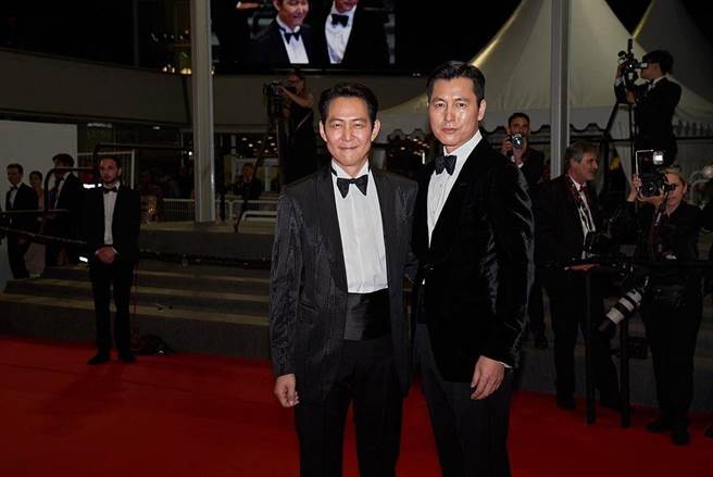 李政宰（左）和鄭雨盛一起帥氣踏上坎城紅毯。（摘自Megabox Plus M IG）