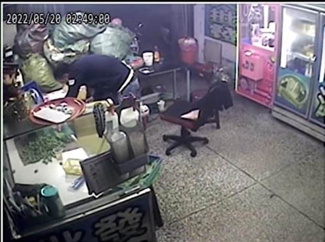 檳榔攤內監視器拍下男子行竊過程。（翻攝畫面）