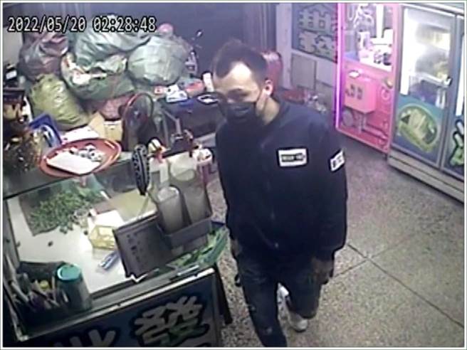 竊嫌只戴口罩，長相也被監視器拍下。（翻攝畫面）
