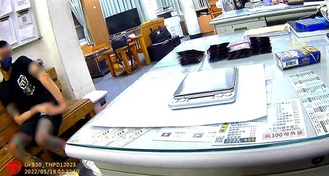 李男驾车遇上当年的克星管区警员，乖乖就逮，两人重逢，警员已是警长，他却仍是毒犯。（读者提供／程炳璋台南传真）