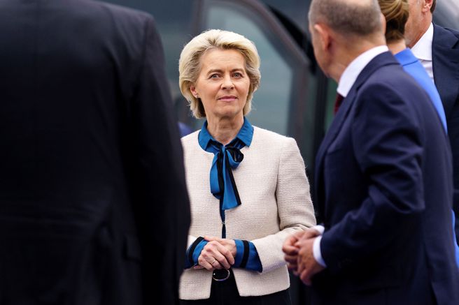 欧盟执行委员会主席范德赖恩（Ursula von der Leyen）今天表示，欧盟正设法运用俄罗斯大亨被冻结的资产，以资助乌克兰战后重建。(图／路透社)
