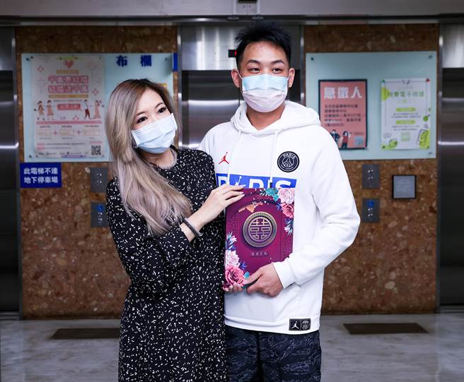 两人领取结婚证书。（罗永铭摄）