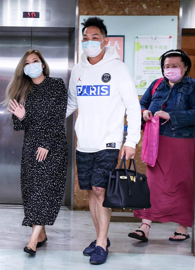 两人一出电梯被大批媒体吓到，小金直呼感谢。（罗永铭摄）