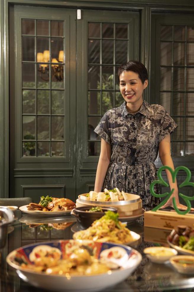 何奕佳以女性独具的敏锐与体贴打理品牌，也象徵了当代女性进入社会，以不同的身分、角度，守护人们的健康。(图／庄坤儒摄)