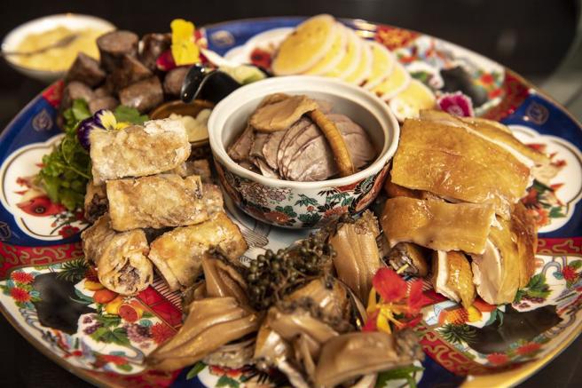 山海楼竭力採用低食物里程的在地物产，并致力于发扬原生种作物的特性，以台菜经典手法诠释，将本土好滋味带到国际舞台。(图／庄坤儒摄)