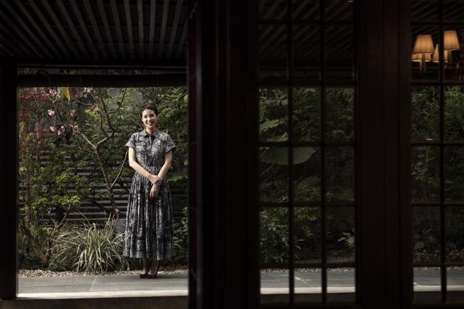 何奕佳以女性独具的敏锐与体贴打理品牌，也象徵了当代女性进入社会，以不同的身分、角度，守护人们的健康。(图／庄坤儒摄)