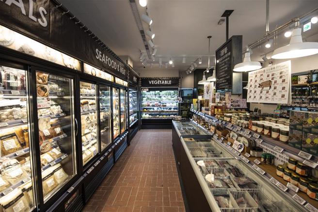 Green & Safe门市以贩售生鲜食材与加工食品为主，鲜少进口食材或保健食品。(图／庄坤儒摄)