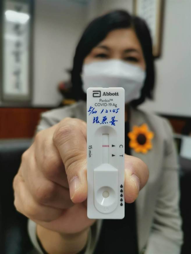 張麗善的同住家人確診，她今天接獲通知，立即快篩是陰性。（雲林縣政府提供）