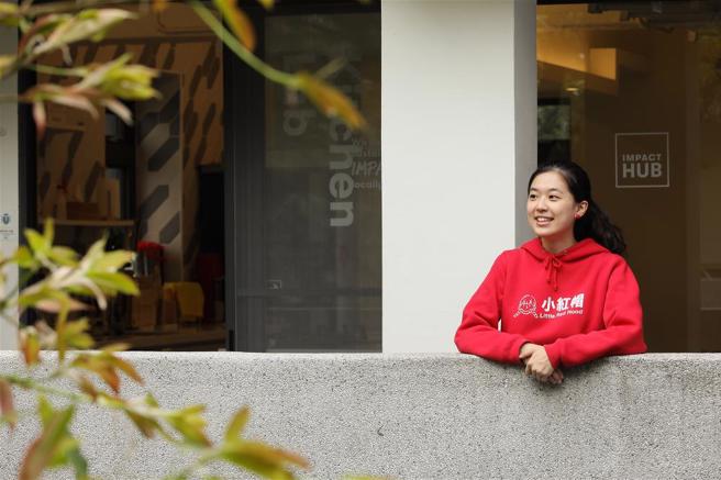 林薇在2021年得到英国「黛安娜人道奖」的肯定，但她称这是因为台湾社会很愿意一起去相信一件事情，并一起协力去达成。(图／林念慈提供 )