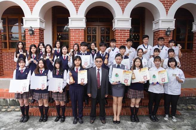 台中市明台高中传捷报，烘焙科荣获第52届全国技能竞赛中区分赛冠亚军。（明台高中提供／卢金足台中传真）