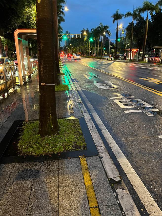 台北市议员潘怀宗质疑公车专用道坑洞积水多，平均每条1年补10次。（潘怀宗提供／杨亚璇台北传真）