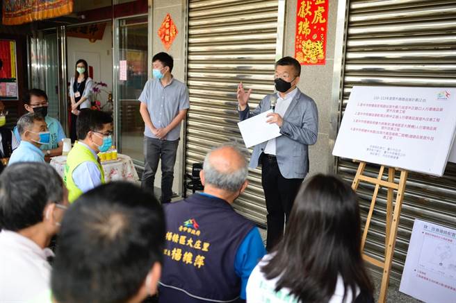 立法院副院长蔡其昌20日会勘梧栖破损道路，争取前瞻计画1亿5530万元进行路平改善。（陈淑娥摄）