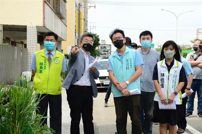 立法院副院长蔡其昌20日会勘梧栖破损道路，争取前瞻计画1亿5530万元进行路平改善。（陈淑娥摄）