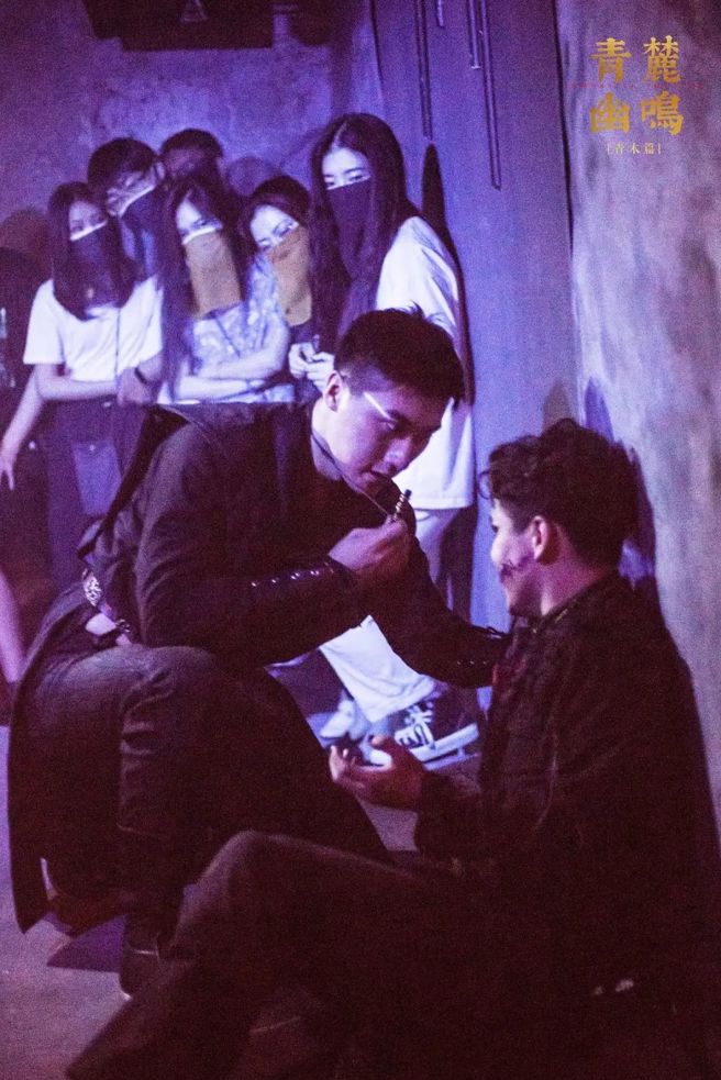 观眾跟随演员观赏戏剧。（图源：青麓幽鸣剧场提供，燃财经工作室）