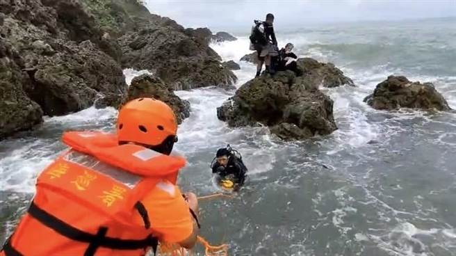 恆春萬里桐3浮潛客遇浪游不回岸，海巡急拋繩帶救援。（海巡提供／謝佳潾屏東傳真）