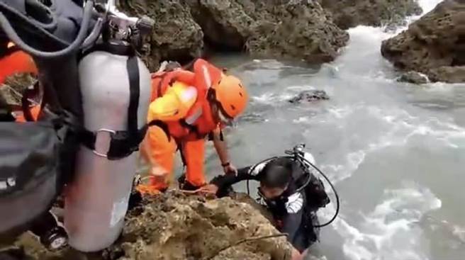 恆春萬里桐3浮潛客遇浪游不回岸，海巡急拋繩帶救援。（海巡提供／謝佳潾屏東傳真）