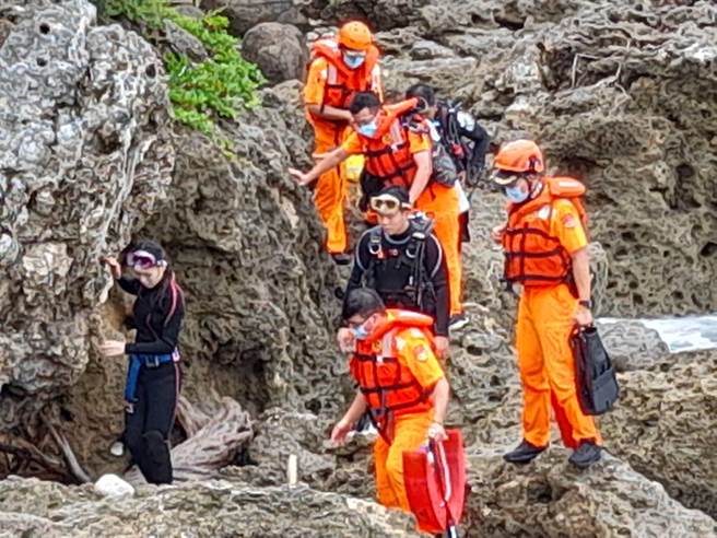 恆春萬里桐3浮潛客遇浪游不回岸，海巡急拋繩帶救援。（海巡提供／謝佳潾屏東傳真）